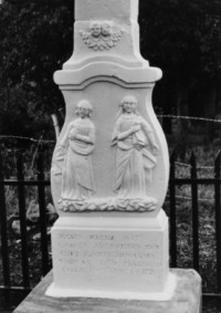 Les saints patrons des commenditaires, saint Jean et sainte Madeleine, sont représentés au milieu du fût (photographie du service régional de l'inventaire de Lorraine).