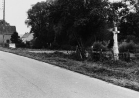La croix est située dans un enclos, en bordure de la route de Volmunster (photographie du service régional de l'inventaire de Lorraine).