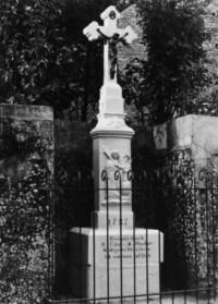 La croix située dans la rue du cimetière date de 1787 (photographie du service régional de l'inventaire de Lorraine).