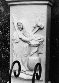 Les instruments de la Passion et la colonne de la flagellation sont représentés sur la face du fût-stèle (photographie du service régional de l'inventaire de Lorraine).