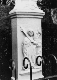 Notre-Dame des Sept-Douleurs occupe le centre du fût-stèle (photographie du service régional de l'inventaire de Lorraine).