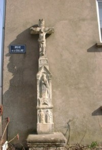 Une croix monumentale est adossée à la maison numéro 67, rue de la colline, à Epping (photographie de Fabrice Schneider).