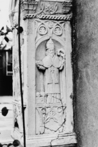 Saint Nicolas est représenté sur la tranche droite du fût de la croix d'Epping (photographie du service régional de l'inventaire de Lorraine).