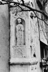 Un saint non identifié occupe la tranche droite du fût (photographie du service régional de l'inventaire de Lorraine).