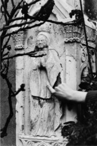 La Très Sainte Vierge Marie, couronnée, est représentée sur le registre supérieur du fût (photographie du service régional de l'inventaire de Lorraine).