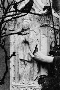La Très Sainte Vierge Marie, couronnée, est représentée sur le registre supérieur du fût (photographie du service régional de l'inventaire de Lorraine).