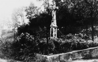 Avant la seconde guerre mondiale, la croix se situait davantage au bord de la route (photographie du service régional de l'inventaire de Lorraine).
