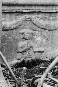 Saint Wendelin est représenté sur le socle (photographie du service régional de l'inventaire de Lorraine).