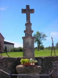 La croix date de la première moitié du XIXe siècle.