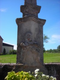 Une Pietà est représentée au centre du fût.