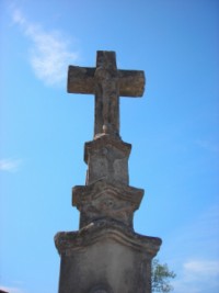 Le croisillon de la croix située au croisement de la rue des sources et de la rue des lilas à Epping.