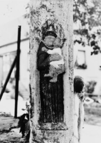 Saint Antoine de Padoue est représenté sur la tranche gauche du fût (photographie du service régional de l'inventaire de Lorraine).