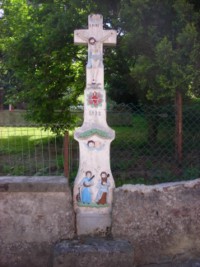 La croix date de 1822 et est érigée en bordure de la rue du moulin à Urbach.
