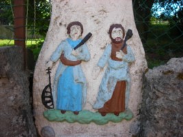 Sainte Catherine et saint Joseph, qui sont très certainement les saints patrons des commenditaires, sont représentés à la base du fût.
