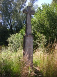 La croix est érigée vers 1830 entre Urbach et Epping.