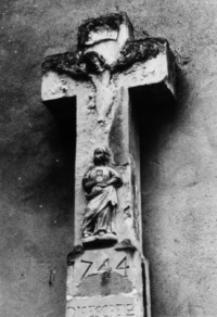 La croix adossée à la chapelle d'Urbach : le croisillon tel qu'il se présentait dans les années 1980 (photographie du service régional de l'inventaire de Lorraine).
