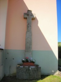 La croix adossée à la chapelle d'Urbach date de 1744.