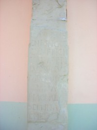 Une grande partie du fût-stèle est occupé par l'inscription narrant les conditions d'érection.