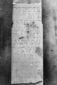 L'inscription du fût-stèle dans les années 1980 (photographie du service régional de l'inventaire de Lorraine).