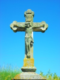 Le croisillon de la croix située tout près de la voie verte, vers Weiskirch.