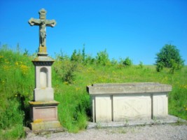 La croix de la voie verte se situe à proximité d'un autel en pierre.