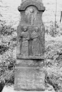 Sur le fût sont représentés saint Michel et sainte Anne, les saints patrons des commenditaires (photographie du service régional de l'inventaire de Lorraine).