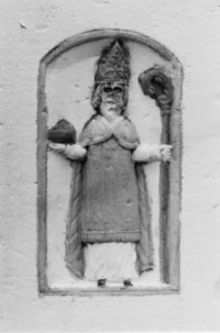 Un saint évêque, peut-être saint Rémi, occupe la face du fût-stèle (photographie du service régional de l'inventaire de Lorraine).