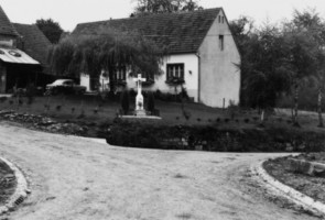 La croix se situe dans le jardin, en bordure de la rue (photographie du service régional de l'inventaire de Lorraine).