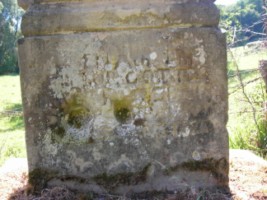 Une inscription est gravée au pied du fût-stèle (photographie du service régional de l'inventaire de Lorraine).