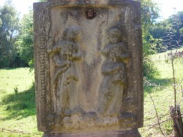 Deux personnages sont représentés sur le milieu du fût : il s'agit sans doute de la Sainte Vierge et de saint Jean.