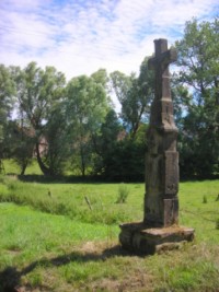 La croix se dresse au lieu-dit Hartberg, au bout d'un chemin de terre qui débute à droite devant la chapelle Saint-Vincent-de-Paul d'Urbach ; on la trouve dans les champs, à environ cinquante mètres après le ruisseau.