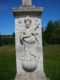 Notre-Dame des Sept-Douleurs est représentée sur le fût.