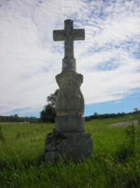 La croix est élevée en 1863 en bordure de la rue du moulin.