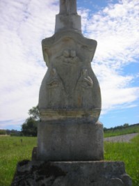 Sainte Catherine et sainte Anne sont représentées au milieu du fût, en dessous de deux têtes d'angelots ailées.