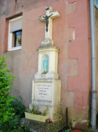 La croix située contre la maison de la rue du moulin qui fait l'angle avec la rue des peupliers.