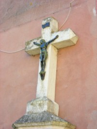 Le croisillon de la croix située au croisement des rues du moulin et des peupliers.