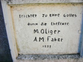 L'inscription décrivant les motifs de l'érection de la croix située dans le hameau d'Urbach, au croisement des rues du moulin et des peupliers.