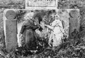 Les saints patrons des commenditaires, saint Pierre et sainte Anne, apparaissent sur le socle (photographie du service régional de l'inventaire de Lorraine).