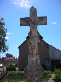 Une tête d'angelot ailée unique apparaît au sommet du croisillon de la croix Zamt du hameau d'Urbach, à Epping.