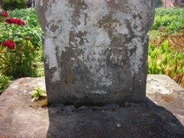 Une inscription figure au pied du fût-stèle.