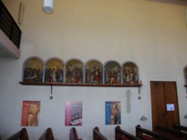Le chemin de croix de l'église Saint-Donat d'Epping se répartit en frises, présentant à chaque fois plusieurs scènes de la Via Crucis.