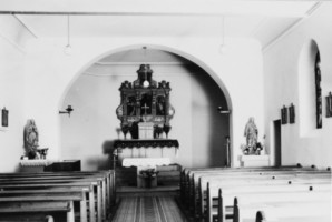 Le chœur de la chapelle d'Urbach et son très beau retable du XVIIIe siècle dans les années 1970-1980, avant la dernière restauration (photographie du service régional de l'inventaire de Lorraine).