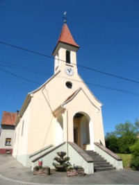 La chapelle Saint-Vincent-de-Paul est érigée en 1776 et abrite un très beau retable baroque, datant de 1736.