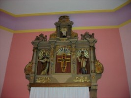 Le très beau retable de 1736, attribué au sculpteur Martersteck, a été malheureusement déplacé lors de la dernière restauration de la chapelle et se situe désormais suspendu au-dessus de la porte de la sacristie.