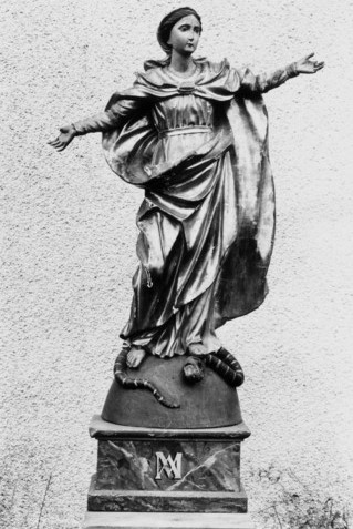 Une statue de l'Immaculée Conception, datant de la fin du XVIIIe ou du début du XIXe siècle, était conservée dans la chapelle (photographie du service régional de l'inventaire de Lorraine).