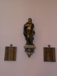 La statue de saint Quirin de Neuss date du XVIIIe siècle et fait face à celle de saint Sébastien, réalisée par le même sculpteur.