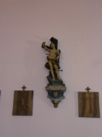 La statue de saint Sébastien date du XVIIIe siècle et fait face à celle de saint Quirin de Neuss, réalisée par le même sculpteur.