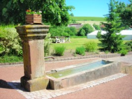 Tout près de la chapelle Saint-Vincent-de-Paul, une belle fontaine a été restaurée.