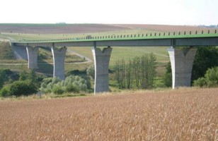 Le viaduc enjambant le ruisseau de la Schwalb se situe à proximité de l'écart d'Urbach.