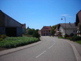 Le hameau d'Urbach et la silhouette de sa petite chapelle.